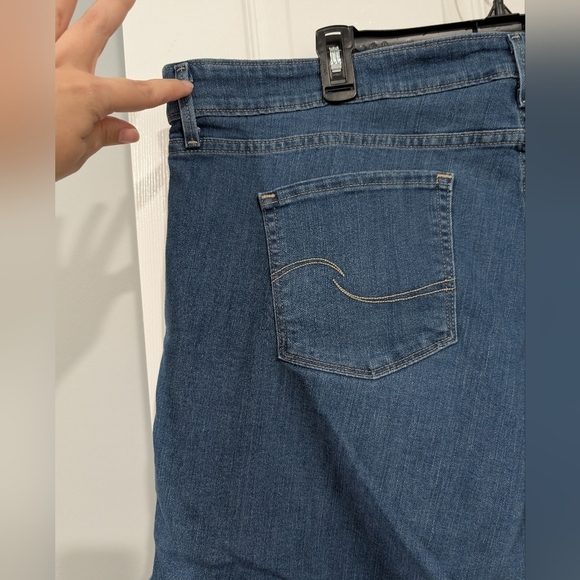 Signature by Levi Strauss Medium Wash Mid-Rise Denim Shorts in Size 22 (W36) - Picture 7 of 12